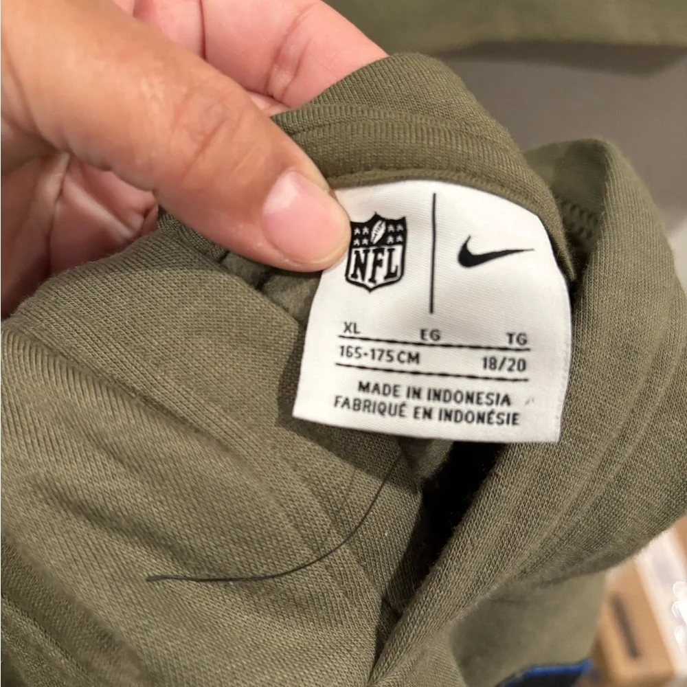 Youth Nike Olive Los Angeles Rams 2025 Salute to Service Club Fleece Hoodie